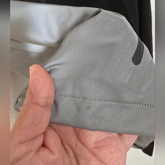 Peloton Reflective Active Jacket Size Large In Black - Picture 10 of 10